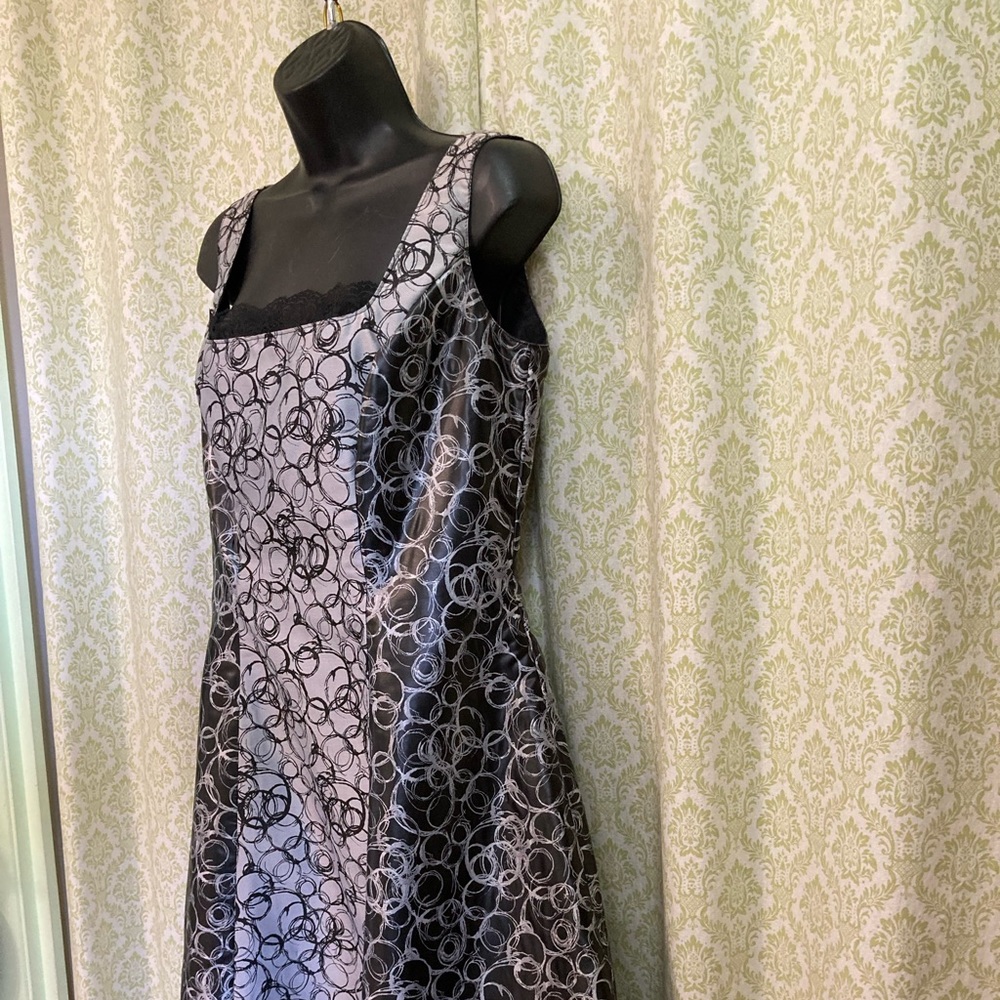✨2x HOST PICK✨ Silvery gray and black brocade dress - Picture 3 of 8